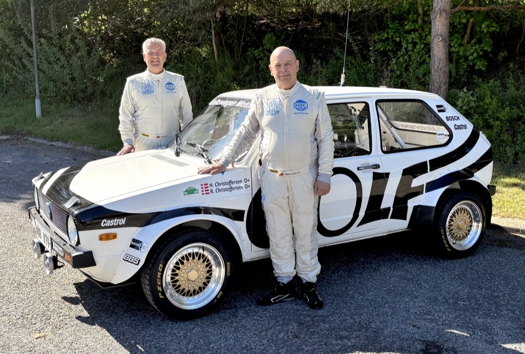 Henning Christoffersen (t.h.) og hans bror René Christoffersen er klar til at yde deres bedste i deres VW Golf GTI fra 1979 i Jubilæumsrally på lørdag.
(Foto: Mille Kjær Christoffersen)